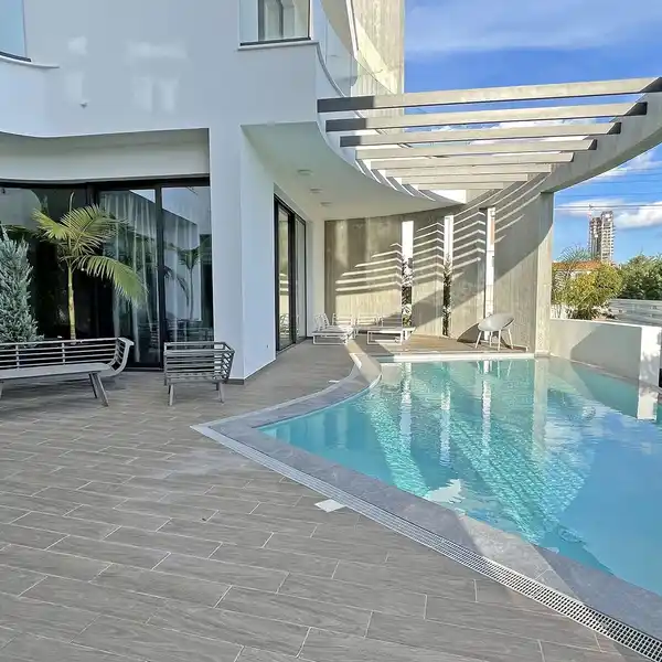 EXCEPTIONAL CONTEMPORARY VILLA