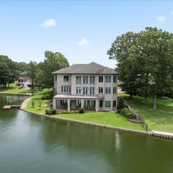 STUNNING LAKEFRONT HOME IN LAKELAND