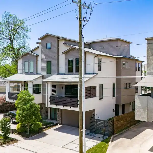 GORGEOUS THREE-STORY TOWNHOME IN OAK LAWN