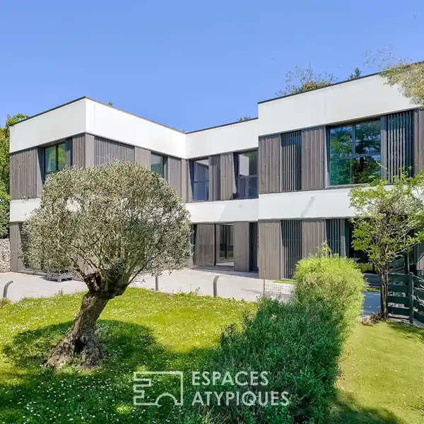 MODERN COMFORT WITH SCENIC GARDEN VIEWS