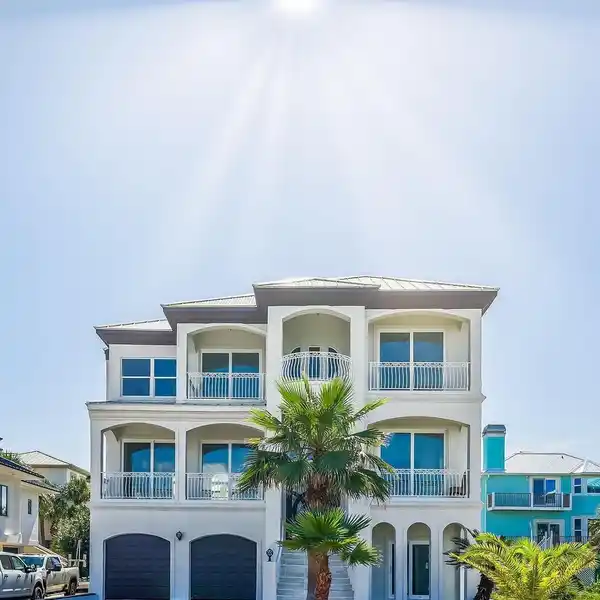 NEWLY RENOVATED HOME IN DELUNA POINT