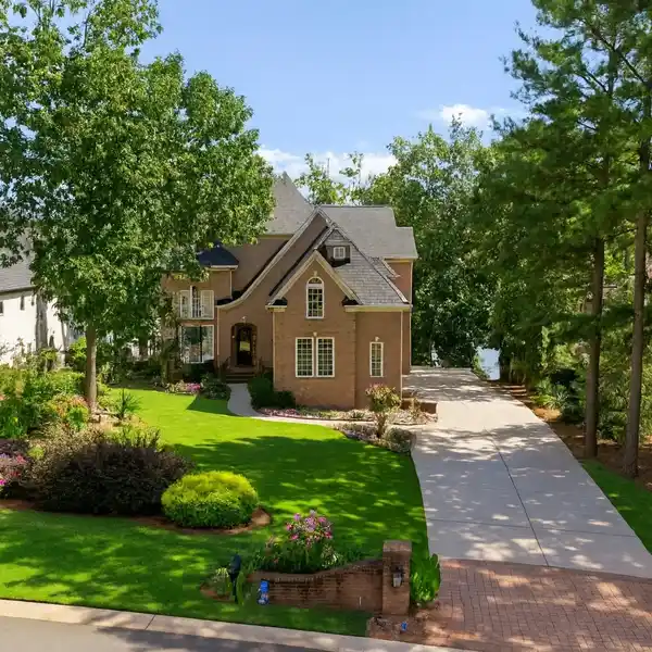 LAKEFRONT LIVING AT ITS BEST