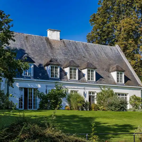 SPACIOUS VILLA ON MAGNIFICENT PROPERTY