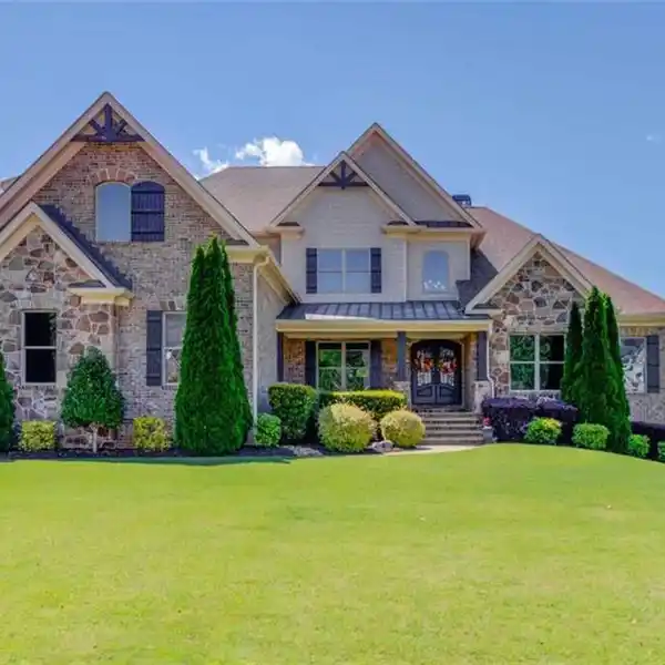 GOLF COURSE ESTATE WITH SALTWATER POOL