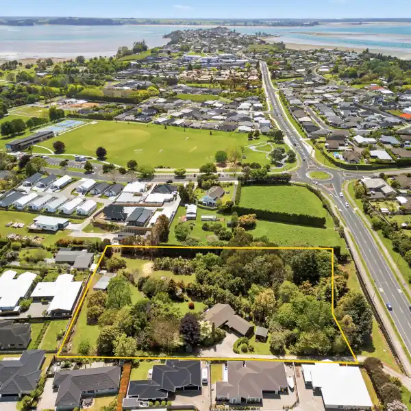 EXPANSIVE LIFESTYLE BLOCK WITH DEVELOPMENT POTENTIAL