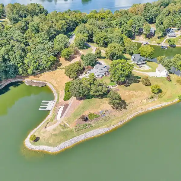 GORGEOUS LAKEFRONT MODERN FARMHOUSE