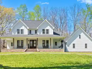 Exquisite Modern Farmhouse