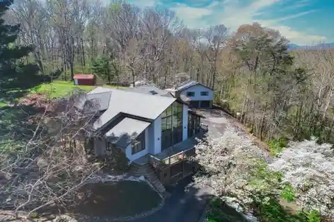 Contemporary Retreat in Greene Mountain Lake