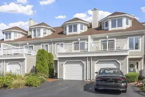 Beautifully Renovated Hawthorne Point Townhouse
