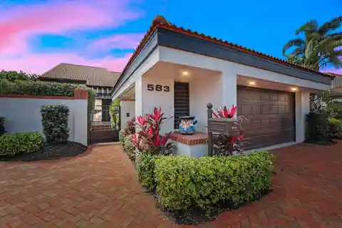 Well-Maintained Detached Villa in Sought-After Bay Villa