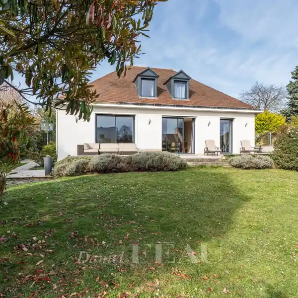 LUXURIOUS PROPERTY IN THE GOLDEN TRIANGLE
