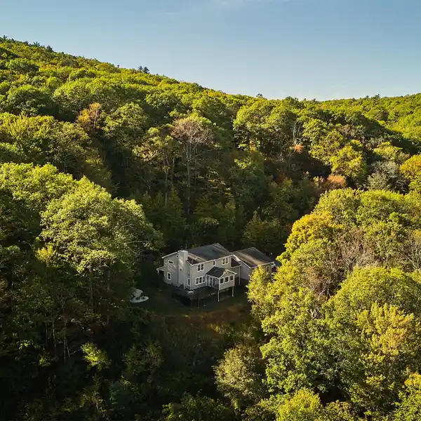 PEACEFUL FOREST HAVEN WITH HOT TUB & VIEWS