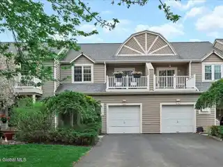 Beautiful Townhome on Saratoga Lake