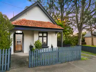 Freestanding Cottage Full of Character and Charm