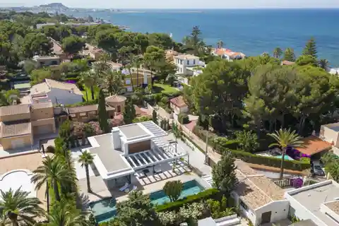 Modern and Functional House with Lots of Natural Light