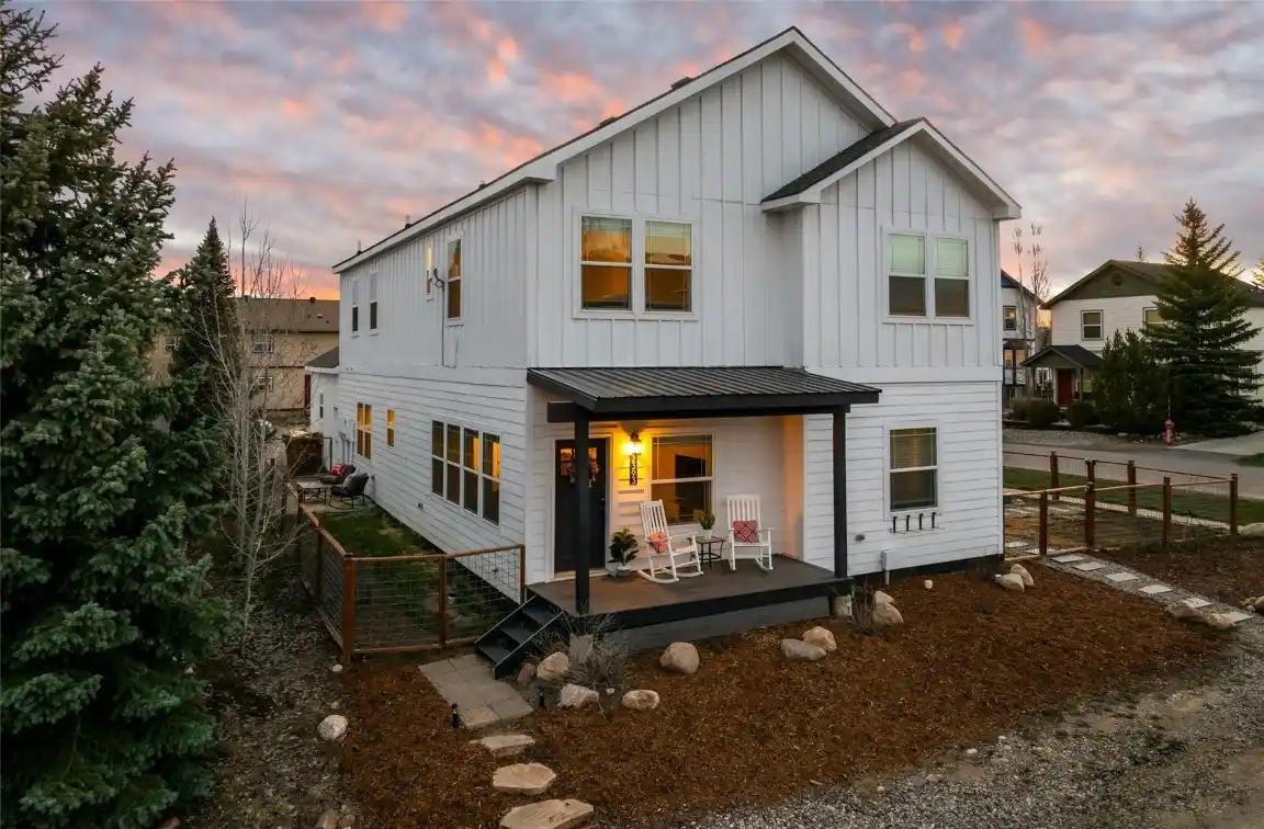 Charming Modern Farmhouse-style Home