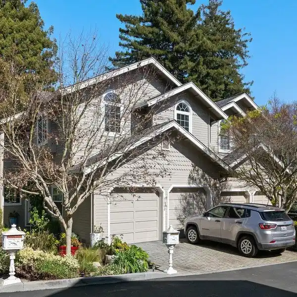 STUNNING THREE-BEDROOM TOWNHOME