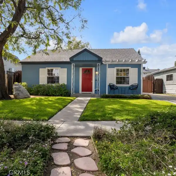 IMPRESSIVE HOME IN A SOUGHT-AFTER NEIGHBORHOOD OF NORTH HOLLYWOOD