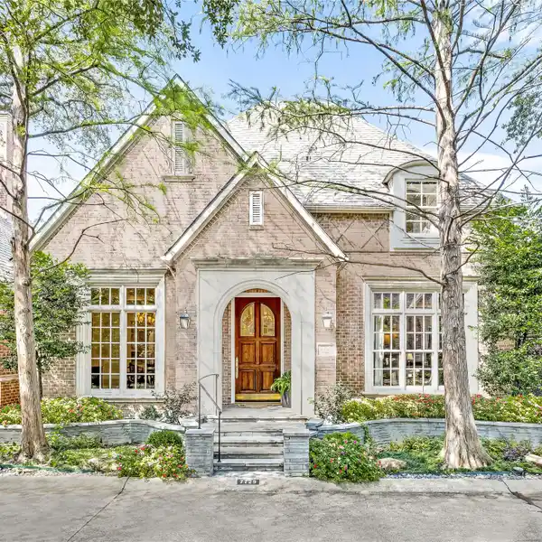 ELEGANT HOME IN SOUGHT-AFTER CARUTH VILLAGE