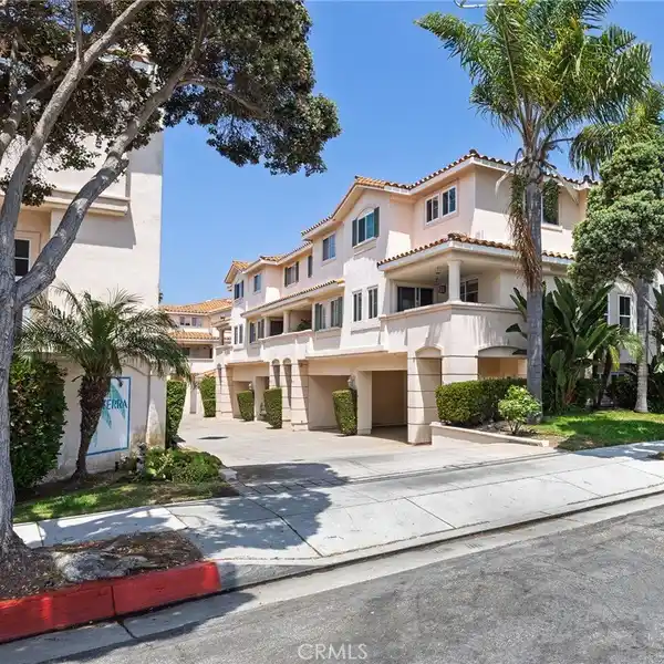 DREAMY DESIGNER RESIDENCE IN SOUTH TORRANCE