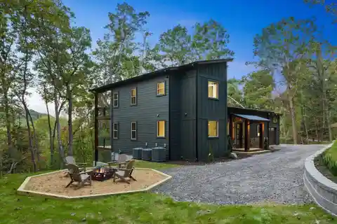 Stunning Mountain Modern with Year-Round Views