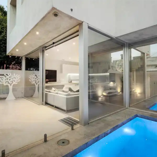 MASTERFULLY REIMAGINED AWARD-WINNING RESIDENCE