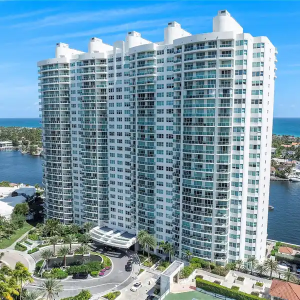 IMPRESSIVE HAMPTONS SOUTH RESIDENCE