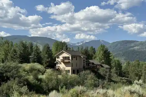 Peaceful Setting at the Top of Singletree