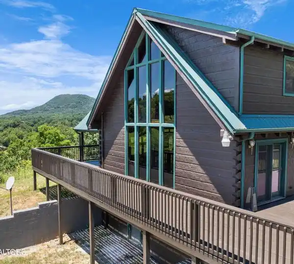 MAGNIFICENT LOG CABIN HOME
