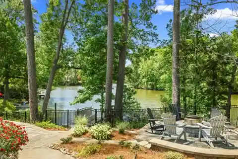 Exquisite Home on Lake Smith