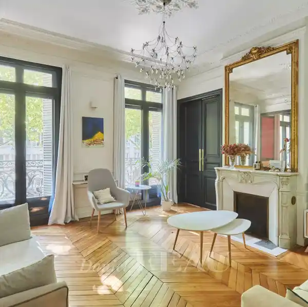 PERFECT CONDITION FLAT IN HISTORIC BUILDING