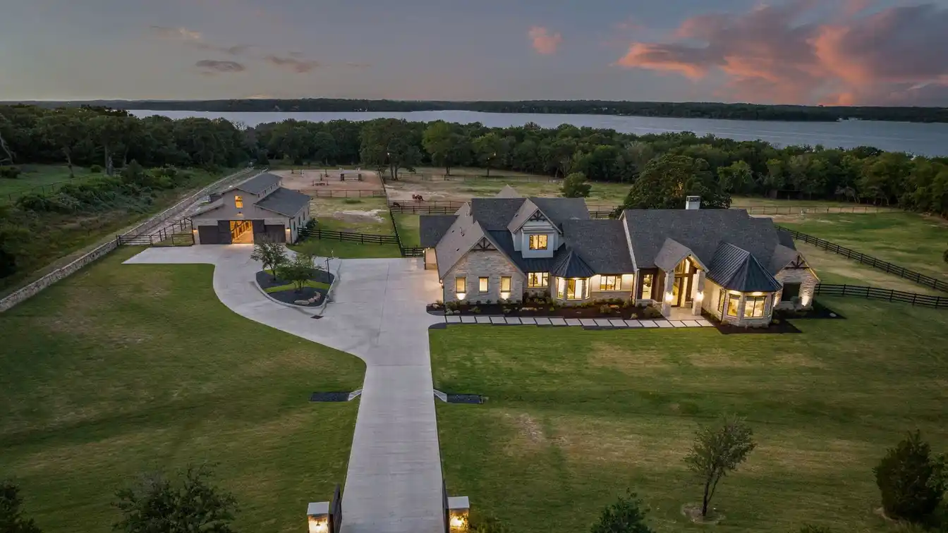 Understated Elegance on 8.4 Pastoral Acres