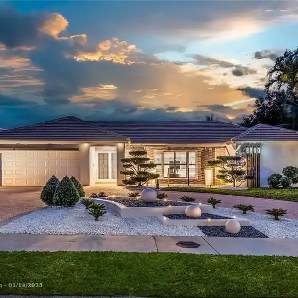 CHIC DEEPWATER ESTATE IN A DESIRABLE WATERFRONT SETTING