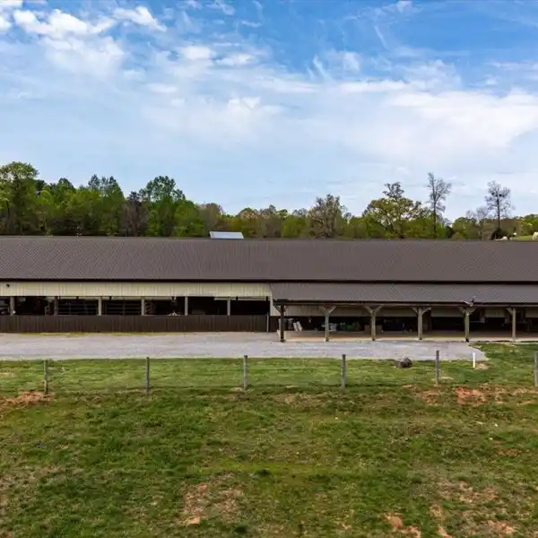 INCOMPARABLE MOUNTAIN-VIEW EQUESTRIAN PROPERTY