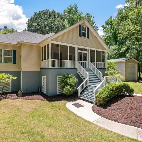 RIVERFRONT COMMUNITY LIVING MEETS PRIVATE ESCAPE