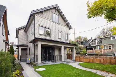 Half Duplex in the Heart of Kitsilano
