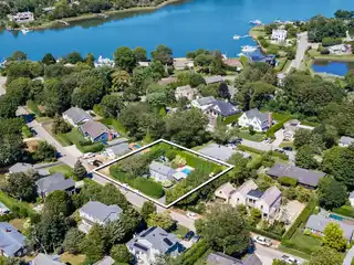 Hamptons Chic Rental Near Beach