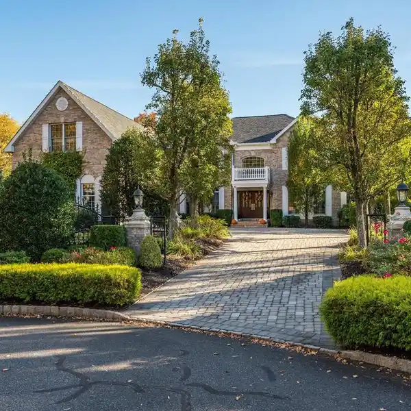 STUNNING CUSTOM ESTATE BACKING 31 ACRES PRIVACY