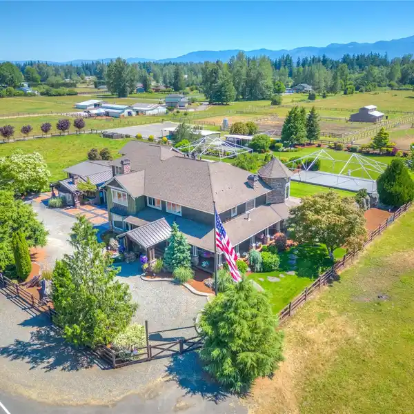 MAGNIFICENT ESTATE WITH HIGH-QUALITY MATERIALS AND LAYOUT THROUGHOUT