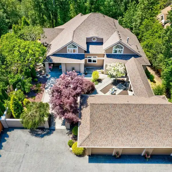 PRIVATE BELLEVUE RETREAT WITH ACCESSORY UNIT