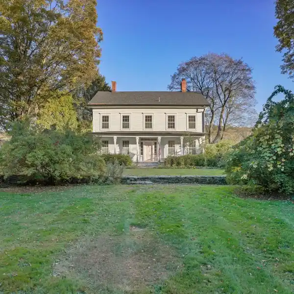 TIMELESS CRAFTSMANSHIP MEETS CONTEMPORARY COMFORT