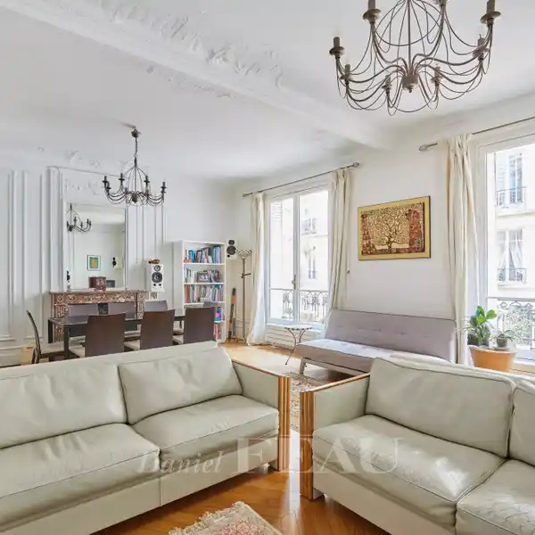 SPACIOUS SOUTH-FACING APARTMENT IN HISTORIC BUILDING