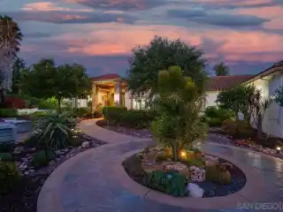 Private Eco-Estate with Entertainer’s Dream Kitchen