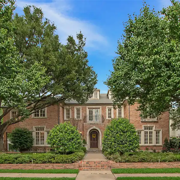 TRULY REMARKABLE RESIDENCE IN ST. ANDREWS PLACE