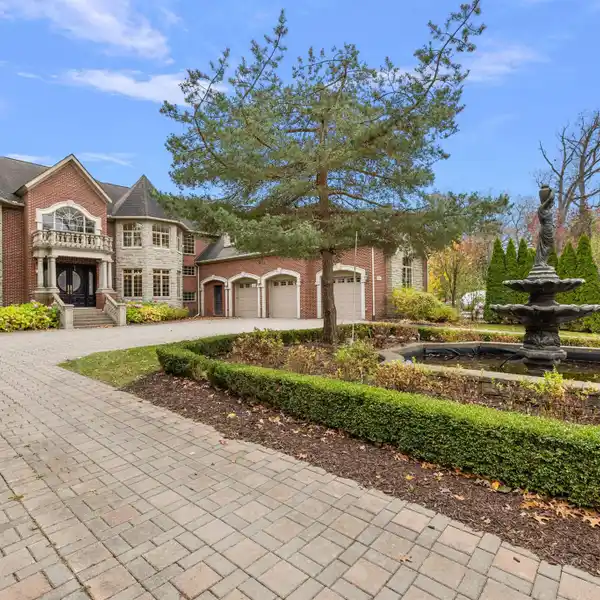 BEAUTIFUL LAKEFRONT RESIDENCE