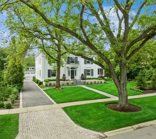 HISTORICAL CHARACTER MEETS ELEGANT MODERN LIVING