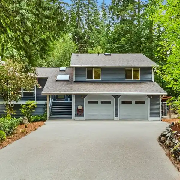 SPACIOUS HOME WITH PRIVATE AND SERENE SETTING