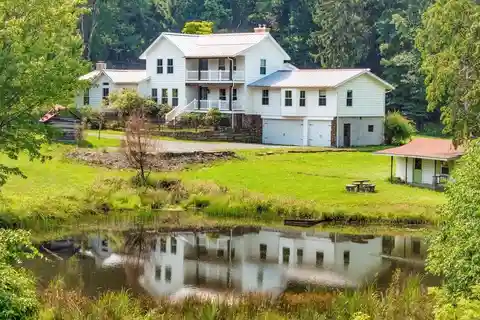 Redesigned Farmhouse Retreat on 20 Scenic Acres