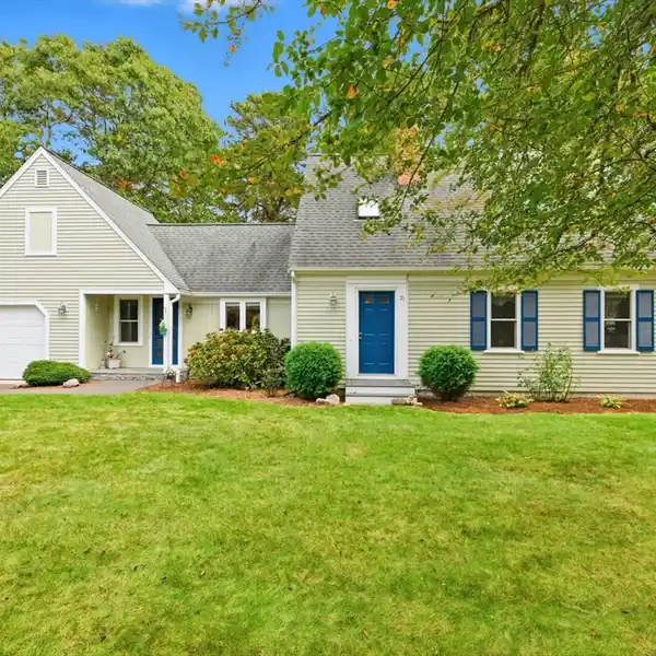 REFINED COASTAL CHARM WITH MODERN TOUCHES