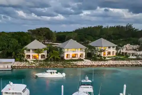 Turn-key Coral Cottage Residence Located in Legendary Harbour Island